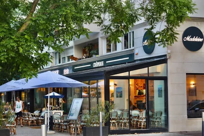 Devanture de la Crêperie Madeleine, terrasse et logo navy